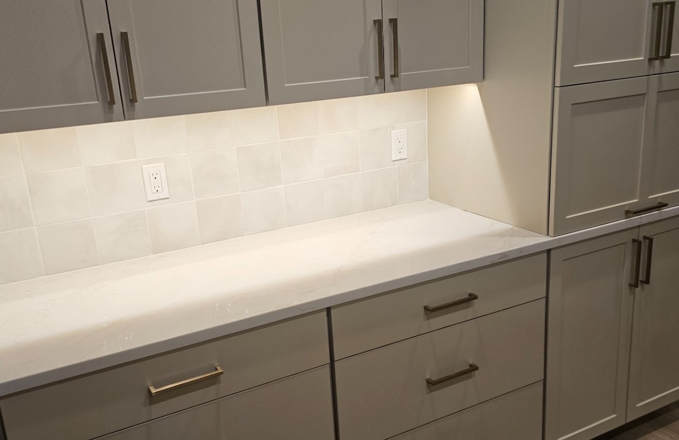 Under-cabinet lighting and backsplash receptacles finished in a Vancouver, WA kitchen remodel