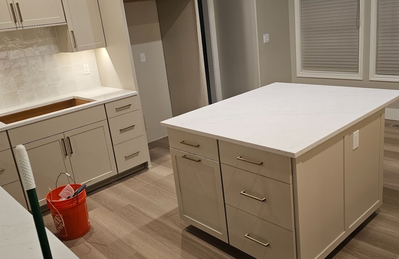 Kitchen island receptacle and under-cabinet lighting after a Vancouver, WA remodel